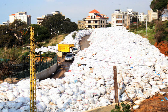 لبنان يصدم العيون باطول طابور نفايات.. شاهد صوره المريعة صورة رقم 7