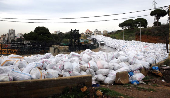 لبنان يصدم العيون باطول طابور نفايات.. شاهد صوره المريعة صورة رقم 3