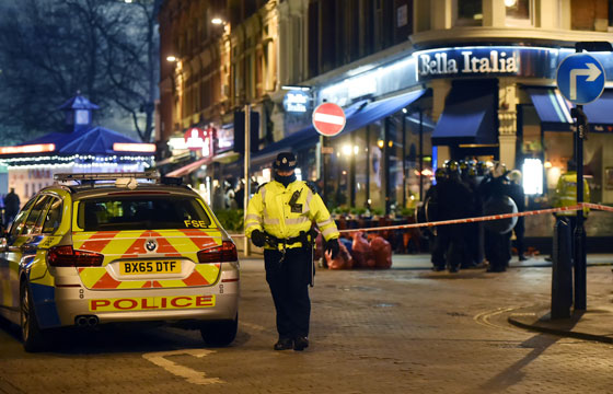 لندن: ساحة سكوير تشهد حادثا خطيرا.. احتجاز رهائن داخل مطعم صورة رقم 2