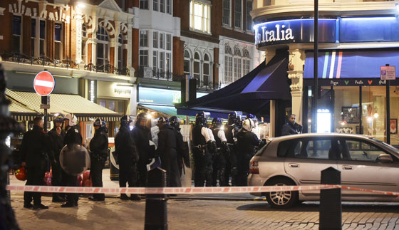 لندن: ساحة سكوير تشهد حادثا خطيرا.. احتجاز رهائن داخل مطعم صورة رقم 8