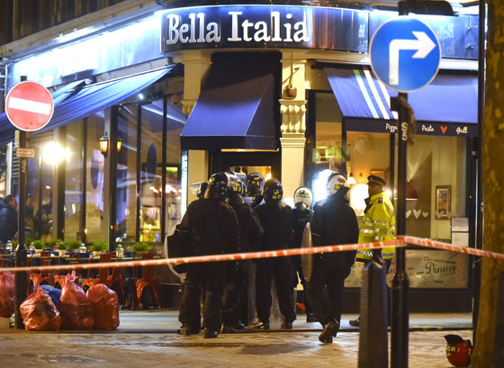 لندن: ساحة سكوير تشهد حادثا خطيرا.. احتجاز رهائن داخل مطعم صورة رقم 9