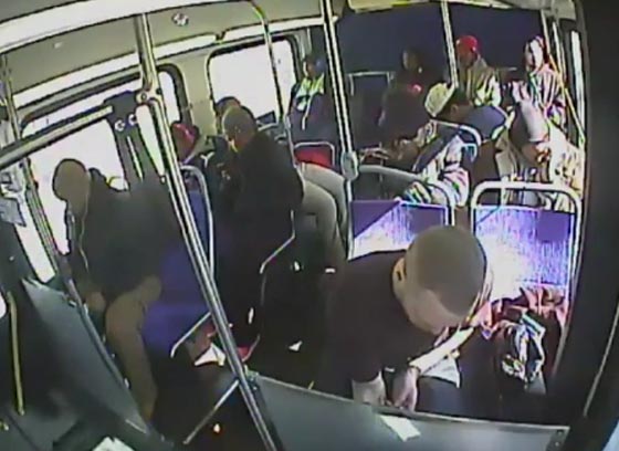 امريكي يتعاطى المخدرات في حافلة عامة.. شاهده كما صورته الشرطة صورة رقم 1 امريكي يتعاطى المخدرات في حافلة عامة.. شاهده كما صورته الشرطة صورة رقم 1