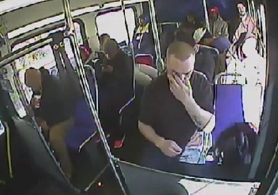 امريكي يتعاطى المخدرات في حافلة عامة.. شاهده كما صورته الشرطة صورة رقم 2 امريكي يتعاطى المخدرات في حافلة عامة.. شاهده كما صورته الشرطة صورة رقم 2