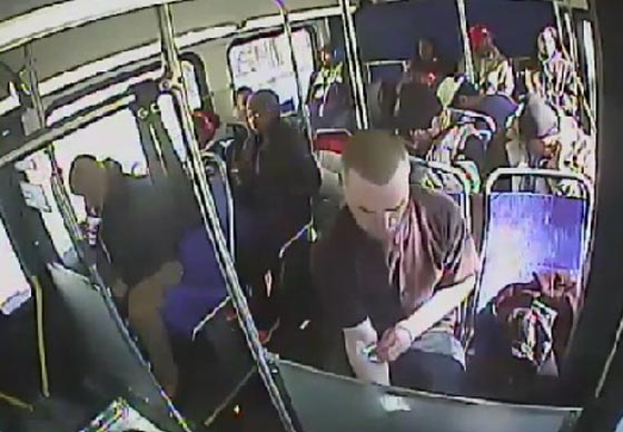امريكي يتعاطى المخدرات في حافلة عامة.. شاهده كما صورته الشرطة صورة رقم 3 امريكي يتعاطى المخدرات في حافلة عامة.. شاهده كما صورته الشرطة صورة رقم 3