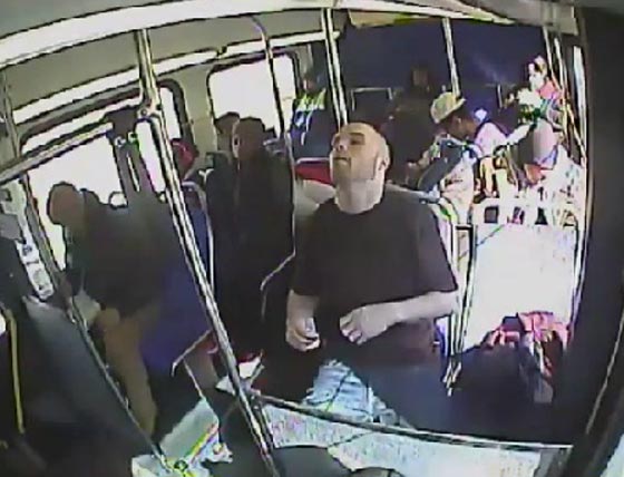 امريكي يتعاطى المخدرات في حافلة عامة.. شاهده كما صورته الشرطة صورة رقم 4 امريكي يتعاطى المخدرات في حافلة عامة.. شاهده كما صورته الشرطة صورة رقم 4