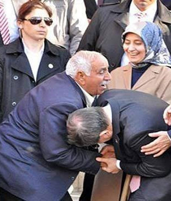 صورة القاضي الاردني خلال تقبيل مواطن ليده.. طلعت لاوغلو!! صورة رقم 1