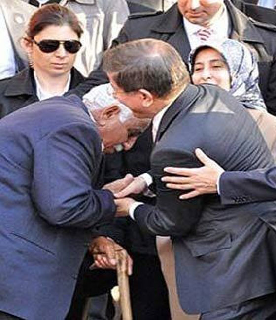 صورة القاضي الاردني خلال تقبيل مواطن ليده.. طلعت لاوغلو!! صورة رقم 2