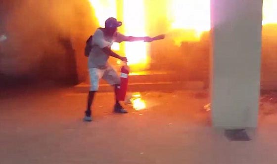 طلاب يحرقون مباني الجامعة احتجاجا على تحرش الاساتذة بالفتيات صورة رقم 2 طلاب يحرقون مباني الجامعة احتجاجا على تحرش الاساتذة بالفتيات صورة رقم 2