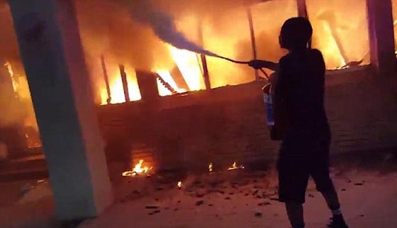 طلاب يحرقون مباني الجامعة احتجاجا على تحرش الاساتذة بالفتيات صورة رقم 1 طلاب يحرقون مباني الجامعة احتجاجا على تحرش الاساتذة بالفتيات صورة رقم 1