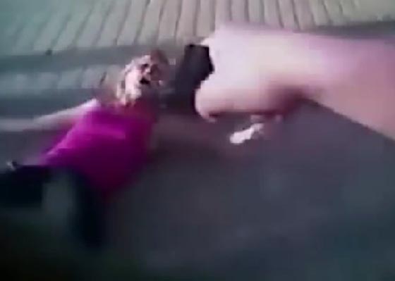 فيديو امرأة تقاوم شرطيا حاول اعتقالها بتهمة سرقة حذاء صورة رقم 2 فيديو امرأة تقاوم شرطيا حاول اعتقالها بتهمة سرقة حذاء صورة رقم 2