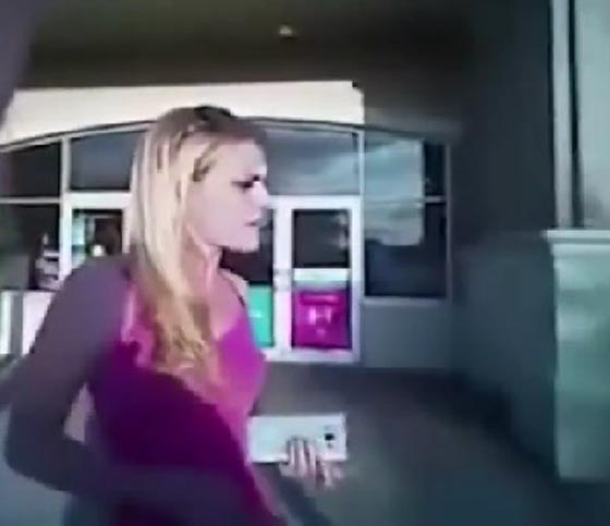 فيديو امرأة تقاوم شرطيا حاول اعتقالها بتهمة سرقة حذاء صورة رقم 3 فيديو امرأة تقاوم شرطيا حاول اعتقالها بتهمة سرقة حذاء صورة رقم 3