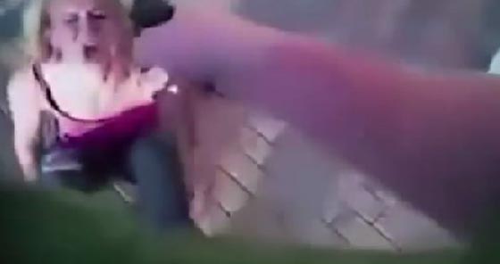 فيديو امرأة تقاوم شرطيا حاول اعتقالها بتهمة سرقة حذاء صورة رقم 4 فيديو امرأة تقاوم شرطيا حاول اعتقالها بتهمة سرقة حذاء صورة رقم 4