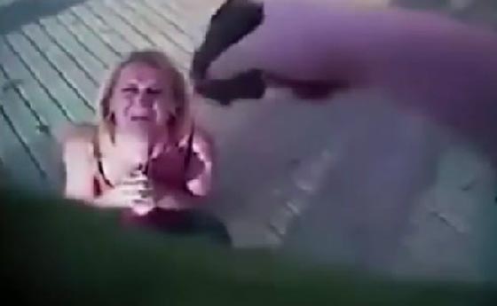 فيديو امرأة تقاوم شرطيا حاول اعتقالها بتهمة سرقة حذاء صورة رقم 5 فيديو امرأة تقاوم شرطيا حاول اعتقالها بتهمة سرقة حذاء صورة رقم 5