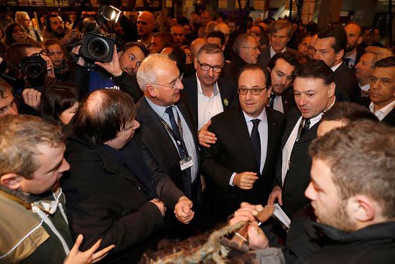 هولاند يتعرض للشتائم والاساءة ومزارعون ينعتونه بالنذل والاحمق صورة رقم 3