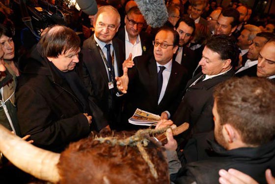 هولاند يتعرض للشتائم والاساءة ومزارعون ينعتونه بالنذل والاحمق صورة رقم 4