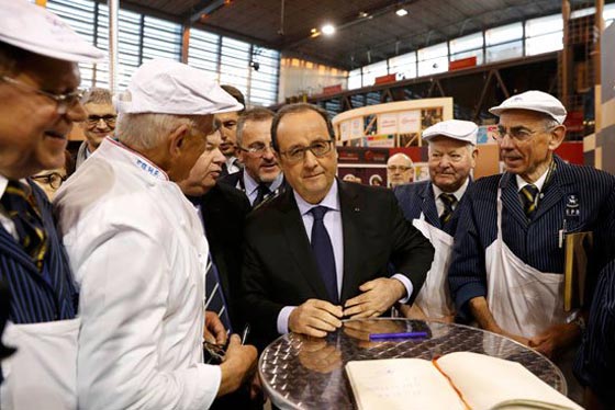 هولاند يتعرض للشتائم والاساءة ومزارعون ينعتونه بالنذل والاحمق صورة رقم 5