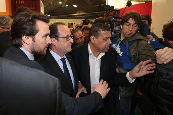 هولاند يتعرض للشتائم والاساءة ومزارعون ينعتونه بالنذل والاحمق صورة رقم 7