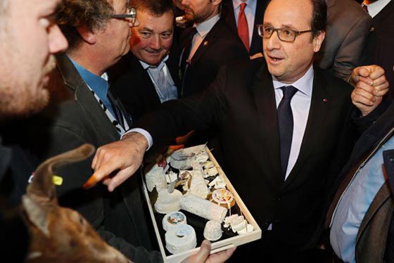 هولاند يتعرض للشتائم والاساءة ومزارعون ينعتونه بالنذل والاحمق صورة رقم 10