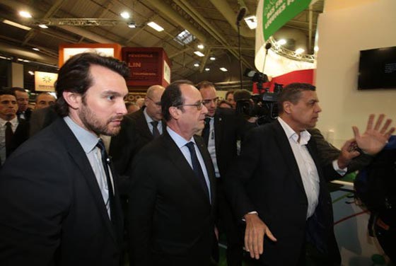 هولاند يتعرض للشتائم والاساءة ومزارعون ينعتونه بالنذل والاحمق صورة رقم 11