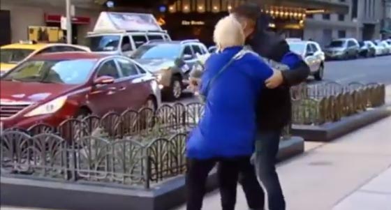  مراسل تلفزيوني شهم ينقذ امرأة قذفتها الرياح وكادت تطيرها.. شاهد صورة رقم 1