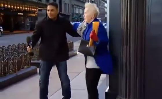  مراسل تلفزيوني شهم ينقذ امرأة قذفتها الرياح وكادت تطيرها.. شاهد صورة رقم 2