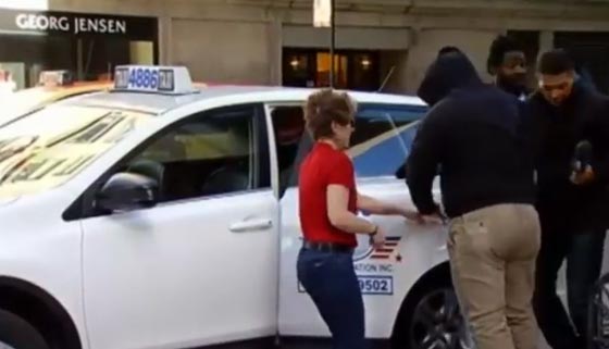  مراسل تلفزيوني شهم ينقذ امرأة قذفتها الرياح وكادت تطيرها.. شاهد صورة رقم 3