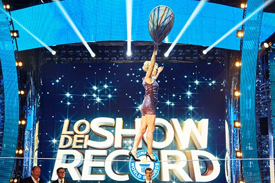 فيديو فنانة سيرك روسية تمشي على حبل رفيع بـ (الكعب العالي) وتدخل موسوعة جينيس صورة رقم 1