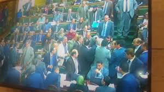 نائب مصري يضرب توفيق عكاشة بالحذاء لانه التقى السفير الاسرائيلي صورة رقم 1 نائب مصري يضرب توفيق عكاشة بالحذاء لانه التقى السفير الاسرائيلي صورة رقم 1