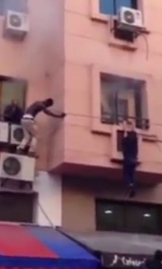 فيديو مثير.. عاملات صالون يقفزن من الطابق الثاني بسبب حريق صورة رقم 2 فيديو مثير.. عاملات صالون يقفزن من الطابق الثاني بسبب حريق صورة رقم 2