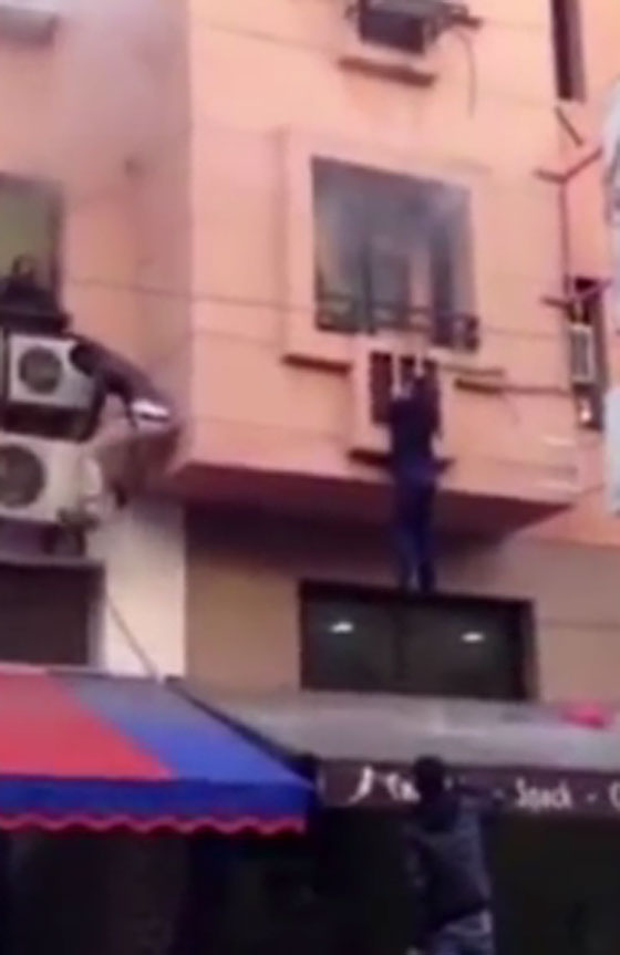 فيديو مثير.. عاملات صالون يقفزن من الطابق الثاني بسبب حريق صورة رقم 3 فيديو مثير.. عاملات صالون يقفزن من الطابق الثاني بسبب حريق صورة رقم 3