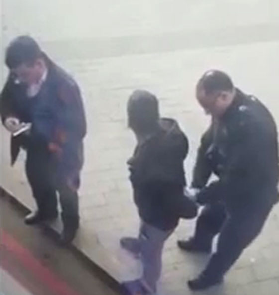  فيديو لمهاجر يتسلل الى بريطانيا عبر صندوق امتعة في حافلة صورة رقم 1