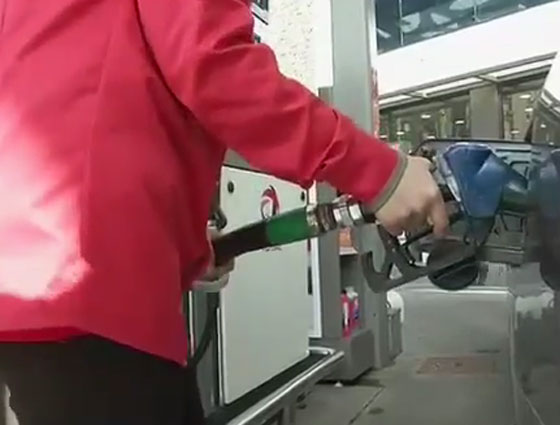 لاول مرة.. نساء مصريات يقتحمن مجال العمل في محطات الوقود صورة رقم 1