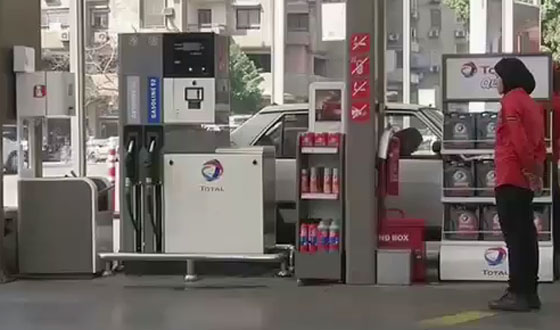 لاول مرة.. نساء مصريات يقتحمن مجال العمل في محطات الوقود صورة رقم 2