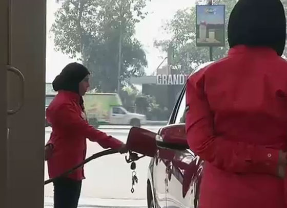 لاول مرة.. نساء مصريات يقتحمن مجال العمل في محطات الوقود صورة رقم 4