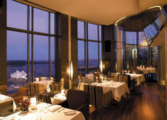 ثري سعودي يحجز مطعما كاملا لعشاء رومانسي مع زوجته صورة رقم 2