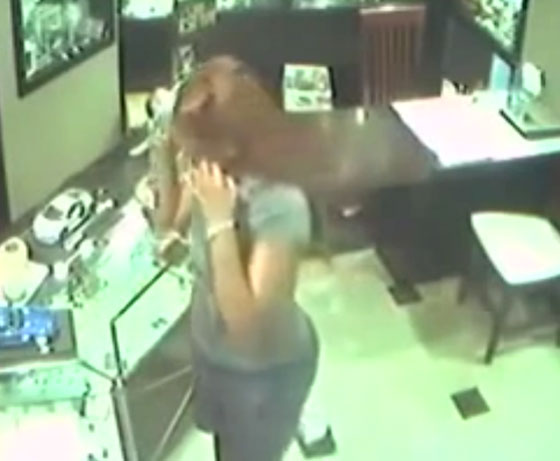 امرأتان تستخدمان طفلة لتنفيذ سرقة من محل مجوهرات.. شاهد صورة رقم 2