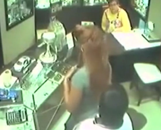 امرأتان تستخدمان طفلة لتنفيذ سرقة من محل مجوهرات.. شاهد صورة رقم 3