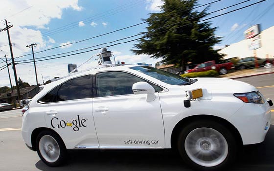 لاول مرة.. سيارة غوغل ذاتية القيادة تتسبب بحادث سير صورة رقم 1