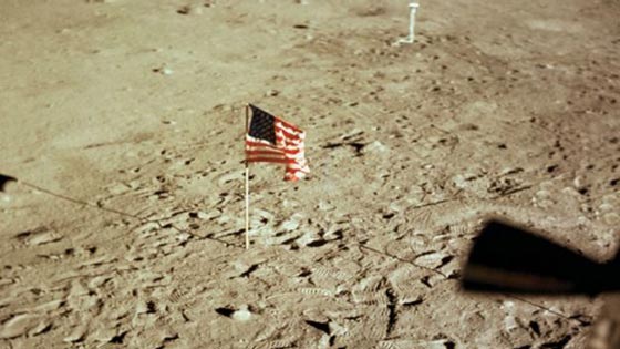 مخلفات بشرية تركها رواد الفضاء تغطي مساحة واسعة على سطح القمر صورة رقم 3