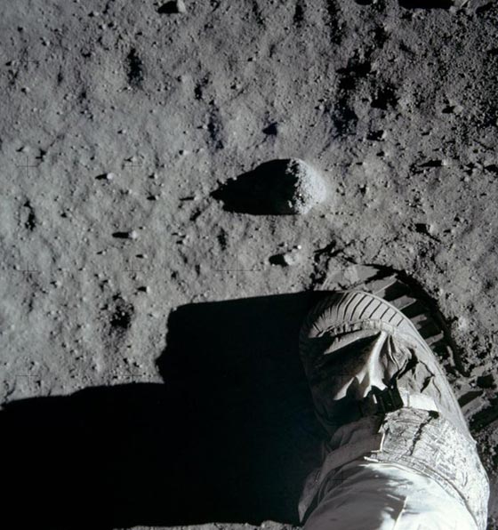 مخلفات بشرية تركها رواد الفضاء تغطي مساحة واسعة على سطح القمر صورة رقم 6