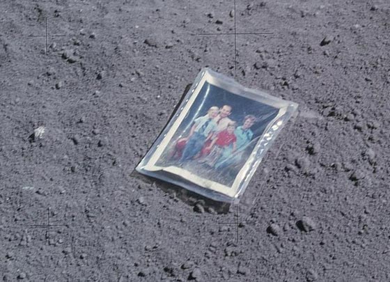 مخلفات بشرية تركها رواد الفضاء تغطي مساحة واسعة على سطح القمر صورة رقم 2