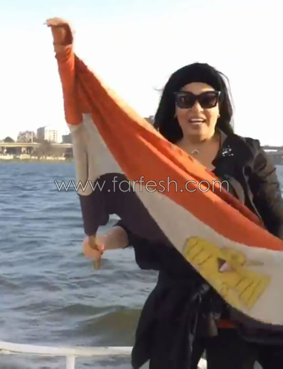 فيديو للراقصة فيفي عبده تقدم وصلة رقص مع العلم المصري في النيل صورة رقم 5