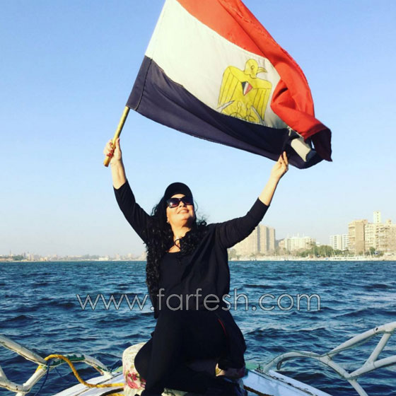 فيديو للراقصة فيفي عبده تقدم وصلة رقص مع العلم المصري في النيل صورة رقم 1