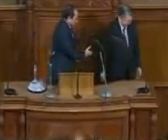 مصافحة وضعت السيسي بموقف محرج في اليابان.. ما سببها الحقيقي؟! صورة رقم 3 مصافحة وضعت السيسي بموقف محرج في اليابان.. ما سببها الحقيقي؟! صورة رقم 3