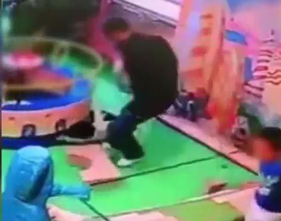 فيديو مروع.. شاهد كيف ركل رجل عنيف طفلا اصطدم بابنته دون قصد!! صورة رقم 3