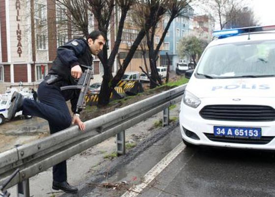 مقتل امرأتين خلال مهاجمتهما مركزا للشرطة في اسطنبول صورة رقم 3 مقتل امرأتين خلال مهاجمتهما مركزا للشرطة في اسطنبول صورة رقم 3