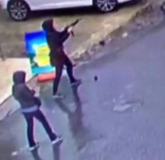 مقتل امرأتين خلال مهاجمتهما مركزا للشرطة في اسطنبول صورة رقم 1 مقتل امرأتين خلال مهاجمتهما مركزا للشرطة في اسطنبول صورة رقم 1