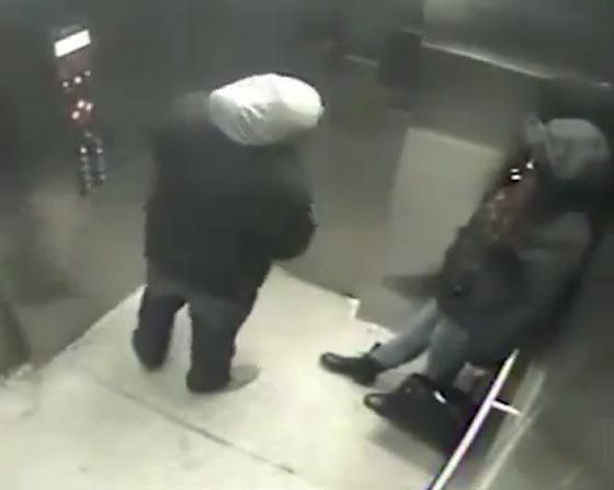 فيديو مؤلم.. لص يطعن امرأة في المصعد ويهرب تاركا اياها تتلوى وتصرخ صورة رقم 1 فيديو مؤلم.. لص يطعن امرأة في المصعد ويهرب تاركا اياها تتلوى وتصرخ صورة رقم 1