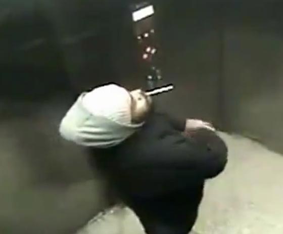 فيديو مؤلم.. لص يطعن امرأة في المصعد ويهرب تاركا اياها تتلوى وتصرخ صورة رقم 2 فيديو مؤلم.. لص يطعن امرأة في المصعد ويهرب تاركا اياها تتلوى وتصرخ صورة رقم 2