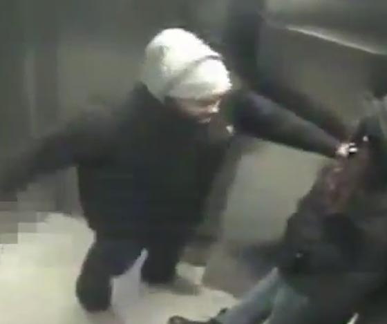 فيديو مؤلم.. لص يطعن امرأة في المصعد ويهرب تاركا اياها تتلوى وتصرخ صورة رقم 3 فيديو مؤلم.. لص يطعن امرأة في المصعد ويهرب تاركا اياها تتلوى وتصرخ صورة رقم 3